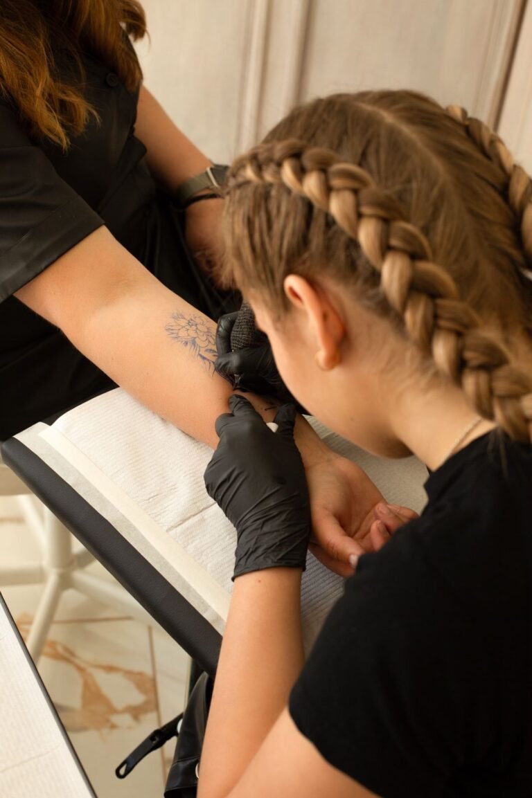 Gėlės tatuiruotė rankoje