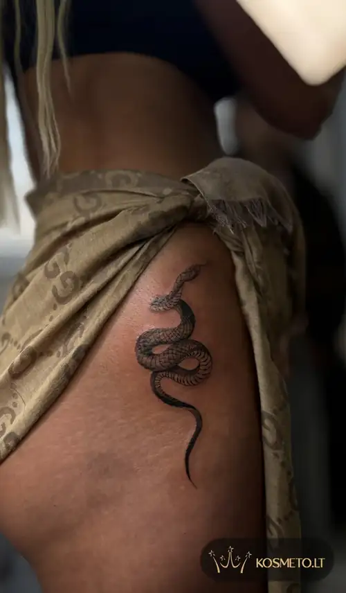 Gyvatės tatuiruotė ant šlaunies, Veta Pluščiauskytė Kelmėje