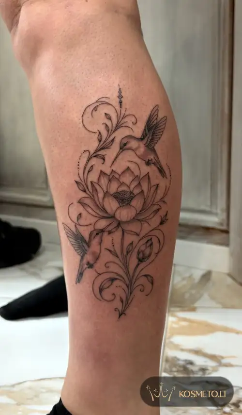 Kolibrių ir lotoso tatuiruotė ant blauzdos, Veta Pluščiauskytė