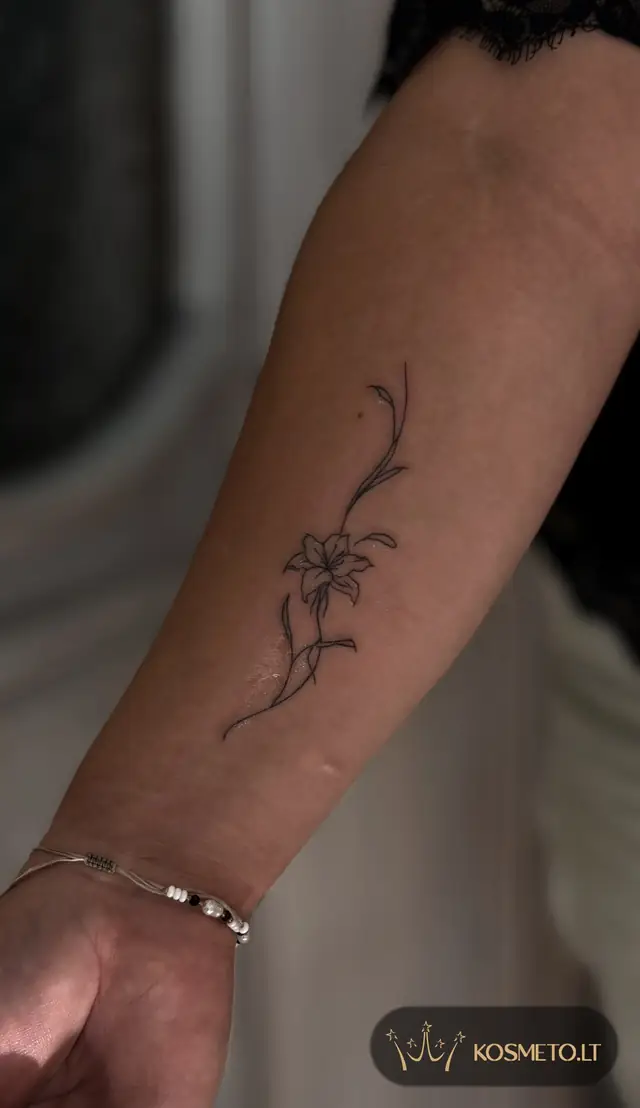 Smulki linijinė lelijos tatuiruotė ant dilbio, Veta Pluščiauskytė