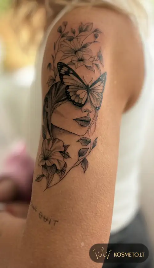 Vetos atlikta moters veido su drugeliu tatuiruotė