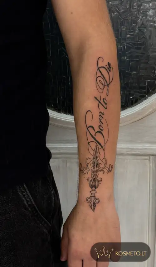 Užrašo „Born to Die“ su plunksna tatuiruotė ant dilbio, Veta Pluščiauskytė